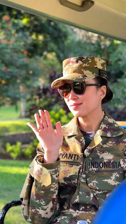 Pakai Seragam Loreng, Widiyanti Putri Menteri Pariwisata Cantiknya Mirip Kim Ji Won di Descendants of The Sun