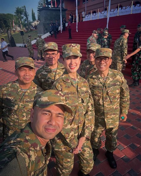 Pakai Seragam Loreng, Widiyanti Putri Menteri Pariwisata Cantiknya Mirip Kim Ji Won di Descendants of The Sun