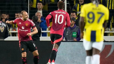 Pelatih Kepala Manchester United, Erik Ten Hag memberikan instruksi dari garis samping saat pertandingan sepak bola final Piala Liga Inggris antara Manchester United dan Newcastle United di S