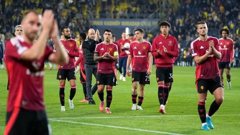 Pelatih Kepala Manchester United, Erik Ten Hag memberikan instruksi dari garis samping saat pertandingan sepak bola final Piala Liga Inggris antara Manchester United dan Newcastle United di S
