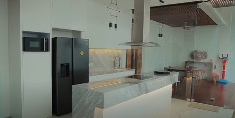 9 Potret Dapur Raditya Dika yang Elegan, Kitchen Island Full Marmer - Ada Tatakan Unik
