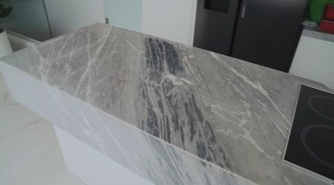 9 Potret Dapur Raditya Dika yang Elegan, Kitchen Island Full Marmer - Ada Tatakan Unik