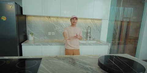 9 Potret Dapur Raditya Dika yang Elegan, Kitchen Island Full Marmer - Ada Tatakan Unik