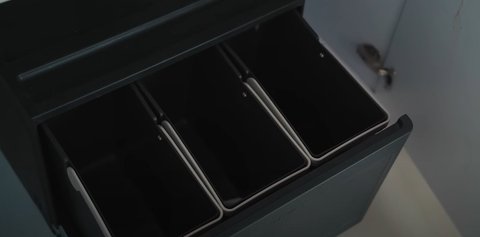 9 Potret Dapur Raditya Dika yang Elegan, Kitchen Island Full Marmer - Ada Tatakan Unik
