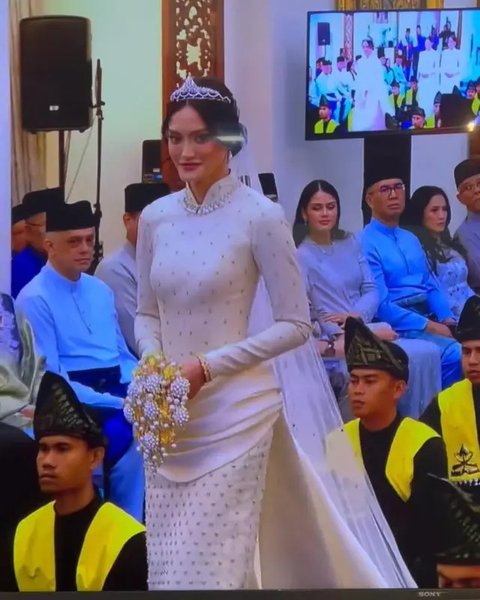 Resmi dinikahi Pangeran Malaysia, intip penampilan anggun Tengku Natasya, anak artis senior Enny Beatrice dibalut baju kurung karya Hian Tjen di momen pernikahannya.