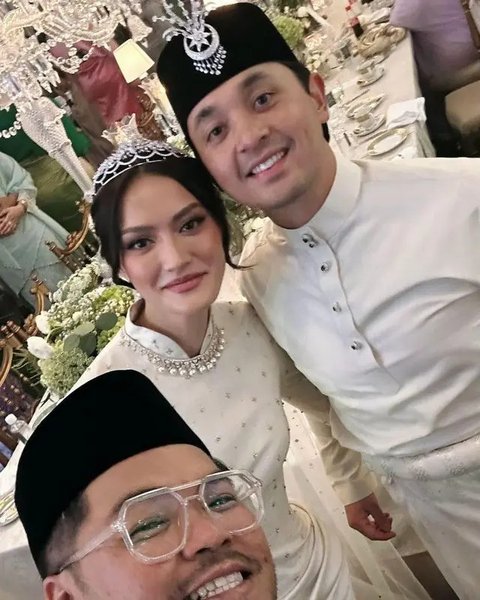 Resmi dinikahi Pangeran Malaysia, intip penampilan anggun Tengku Natasya, anak artis senior Enny Beatrice dibalut baju kurung karya Hian Tjen di momen pernikahannya.