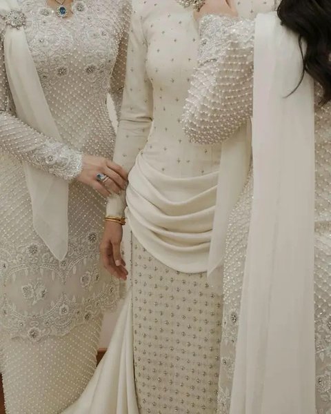 Resmi dinikahi Pangeran Malaysia, intip penampilan anggun Tengku Natasya, anak artis senior Enny Beatrice dibalut baju kurung karya Hian Tjen di momen pernikahannya.