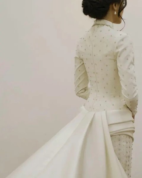 Resmi dinikahi Pangeran Malaysia, intip penampilan anggun Tengku Natasya, anak artis senior Enny Beatrice dibalut baju kurung karya Hian Tjen di momen pernikahannya.