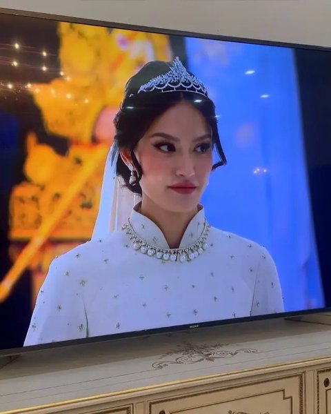Resmi dinikahi Pangeran Malaysia, intip penampilan anggun Tengku Natasya, anak artis senior Enny Beatrice dibalut baju kurung karya Hian Tjen di momen pernikahannya.