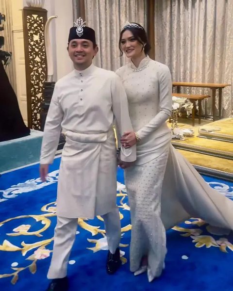 Resmi dinikahi Pangeran Malaysia, intip penampilan anggun Tengku Natasya, anak artis senior Enny Beatrice dibalut baju kurung karya Hian Tjen di momen pernikahannya.