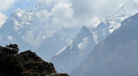 Tim pembangunan jalan membuat rute menuju sebuah kamp pada ketinggian 7.028 meter di Gunung Qomolangma atau Gunung Everest di Daerah Otonom Tibet, China, Minggu (10/5/2020). Teknologi cang