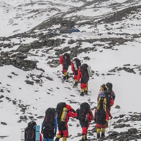 Tim pembangunan jalan membuat rute menuju sebuah kamp pada ketinggian 7.028 meter di Gunung Qomolangma atau Gunung Everest di Daerah Otonom Tibet, China, Minggu (10/5/2020). Teknologi cang