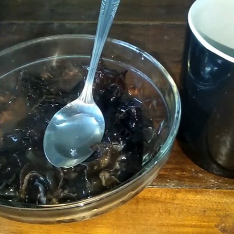 Jamur kuping setelah direndam air panas (Credit: Youtube/Mba Iya Channel).