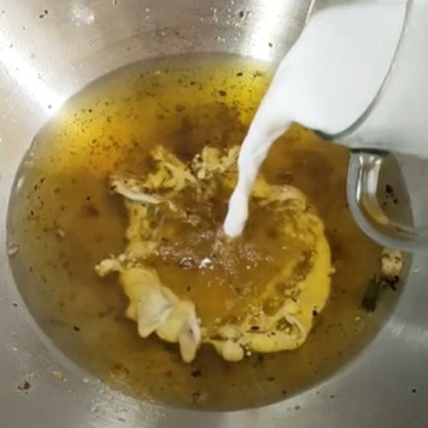 Rahasia Menjernihkan Minyak Goreng Bekas dengan Tepung Tapioka, Praktis dan Efektif (Credit: Tiktok/@nurul_bintangrias).