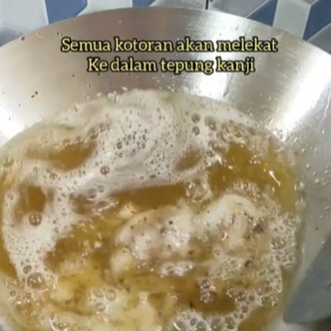 Rahasia Menjernihkan Minyak Goreng Bekas dengan Tepung Tapioka, Praktis dan Efektif (Credit: Tiktok/@nurul_bintangrias).