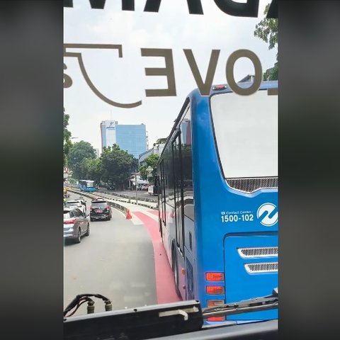 Mobil Damkar Lewat Jalur Busway, Bus TransJakarta di Depannya Langsung Mengalah