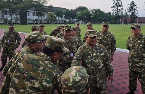 FOTO: Gaya Menteri Berbaju Loreng TNI Saat Digembleng Prabowo di Akmil Magelang, Dibangunkan Jam 4 Pagi