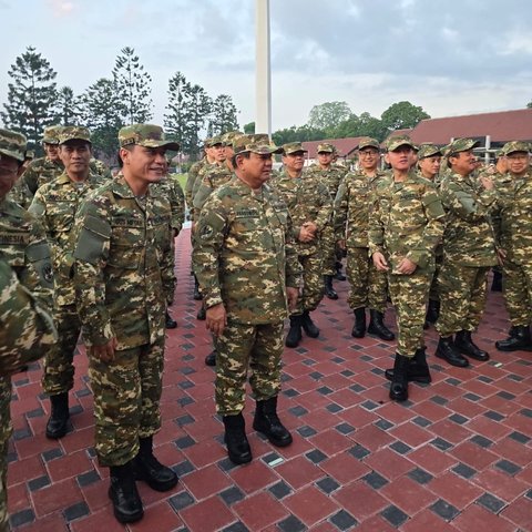 FOTO: Gaya Menteri Berbaju Loreng TNI Saat Digembleng Prabowo di Akmil Magelang, Dibangunkan Jam 4 Pagi