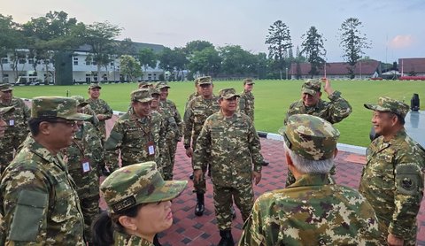 FOTO: Gaya Menteri Berbaju Loreng TNI Saat Digembleng Prabowo di Akmil Magelang, Dibangunkan Jam 4 Pagi