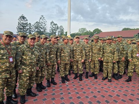 FOTO: Gaya Menteri Berbaju Loreng TNI Saat Digembleng Prabowo di Akmil Magelang, Dibangunkan Jam 4 Pagi