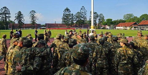 FOTO: Gaya Menteri Berbaju Loreng TNI Saat Digembleng Prabowo di Akmil Magelang, Dibangunkan Jam 4 Pagi