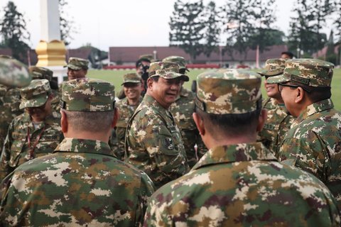 FOTO: Momen Prabowo Gembleng Para Menteri, Berikan Teladan Kedisiplinan Datang Paling Awal di Lapangan