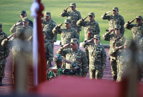 FOTO: Momen Prabowo Gembleng Para Menteri, Berikan Teladan Kedisiplinan Datang Paling Awal di Lapangan