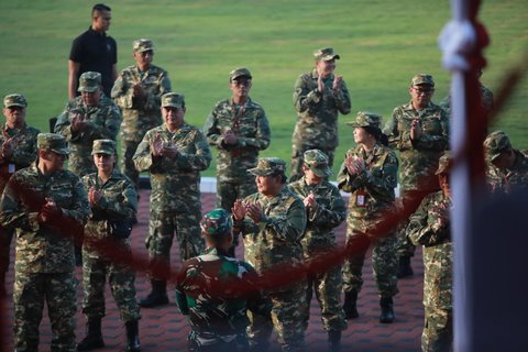 FOTO: Momen Prabowo Gembleng Para Menteri, Berikan Teladan Kedisiplinan Datang Paling Awal di Lapangan