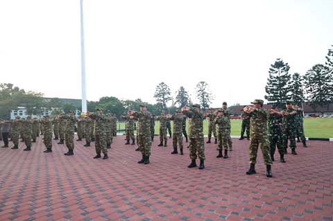 FOTO: Momen Prabowo Gembleng Para Menteri, Berikan Teladan Kedisiplinan Datang Paling Awal di Lapangan