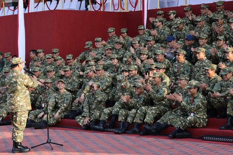 FOTO: Momen Prabowo Gembleng Para Menteri, Berikan Teladan Kedisiplinan Datang Paling Awal di Lapangan