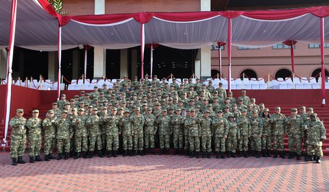 FOTO: Momen Prabowo Gembleng Para Menteri, Berikan Teladan Kedisiplinan Datang Paling Awal di Lapangan