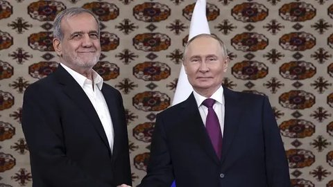 Presiden Iran Presiden Masoud Pezeshkian dan Presiden Rusia Vladimir Putin saat bertemu di Ashgabat, ibu kota Turkmenistan, pada Jumat (11/10/2024). (Dok. Alexander Shcherback, S