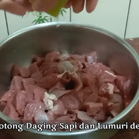 Rendam Daging dengan Air Lemon (Credit: Youtube/Noer Diary).