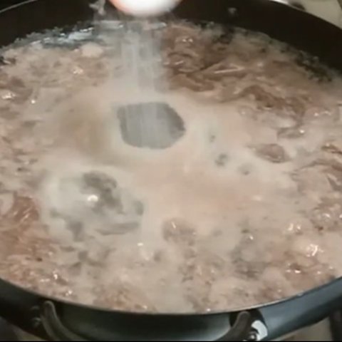 Tambahkan Garam pada Rebusan Daging (Credit: Youtube/Noer Diary).