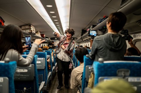 Seorang aktor yang tampil untuk penumpang selama acara 'Zombie Shinkansen' di kereta peluru dari Tokyo ke Osaka, menjelang Halloween, pada 19 Oktober 2024.