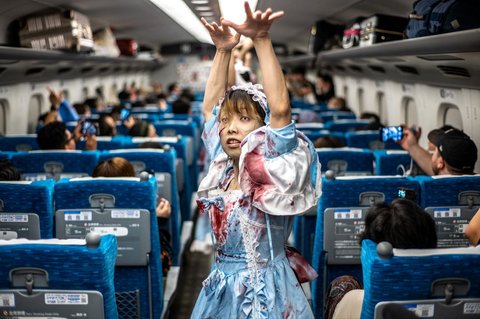Seorang aktor yang tampil untuk penumpang selama acara 'Zombie Shinkansen' di kereta peluru dari Tokyo ke Osaka, menjelang Halloween, pada 19 Oktober 2024.