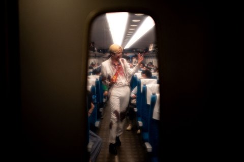 Seorang aktor yang tampil untuk penumpang selama acara 'Zombie Shinkansen' di kereta peluru dari Tokyo ke Osaka, menjelang Halloween, pada 19 Oktober 2024.