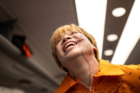 Seorang aktor yang tampil untuk penumpang selama acara 'Zombie Shinkansen' di kereta peluru dari Tokyo ke Osaka, menjelang Halloween, pada 19 Oktober 2024.