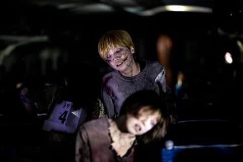 Seorang aktor yang tampil untuk penumpang selama acara 'Zombie Shinkansen' di kereta peluru dari Tokyo ke Osaka, menjelang Halloween, pada 19 Oktober 2024.