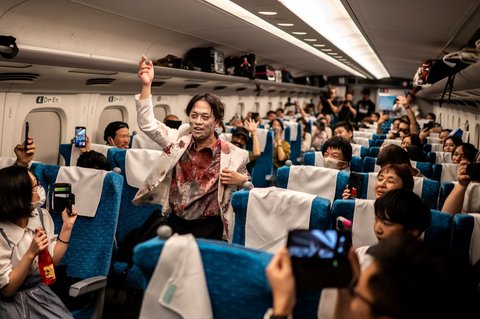 Seorang aktor yang tampil untuk penumpang selama acara 'Zombie Shinkansen' di kereta peluru dari Tokyo ke Osaka, menjelang Halloween, pada 19 Oktober 2024.