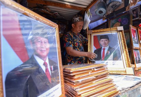 FOTO: Penjualan Pigura Foto Prabowo dan Gibran Laris Manis, Dijual Mulai Rp90 Ribuan