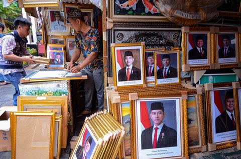 FOTO: Penjualan Pigura Foto Prabowo dan Gibran Laris Manis, Dijual Mulai Rp90 Ribuan