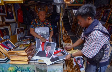 FOTO: Penjualan Pigura Foto Prabowo dan Gibran Laris Manis, Dijual Mulai Rp90 Ribuan