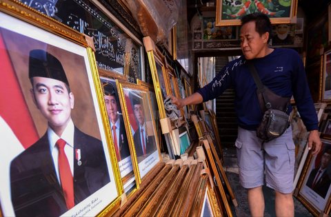 FOTO: Penjualan Pigura Foto Prabowo dan Gibran Laris Manis, Dijual Mulai Rp90 Ribuan