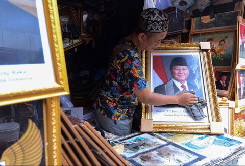 FOTO: Penjualan Pigura Foto Prabowo dan Gibran Laris Manis, Dijual Mulai Rp90 Ribuan