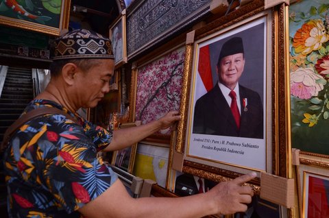 FOTO: Penjualan Pigura Foto Prabowo dan Gibran Laris Manis, Dijual Mulai Rp90 Ribuan