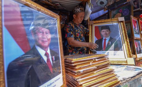 FOTO: Penjualan Pigura Foto Prabowo dan Gibran Laris Manis, Dijual Mulai Rp90 Ribuan