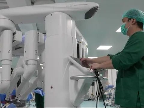 FOTO: Canggih! Dokter di RSCM Sukses Operasi Bedah Hati Pakai Teknologi Robot