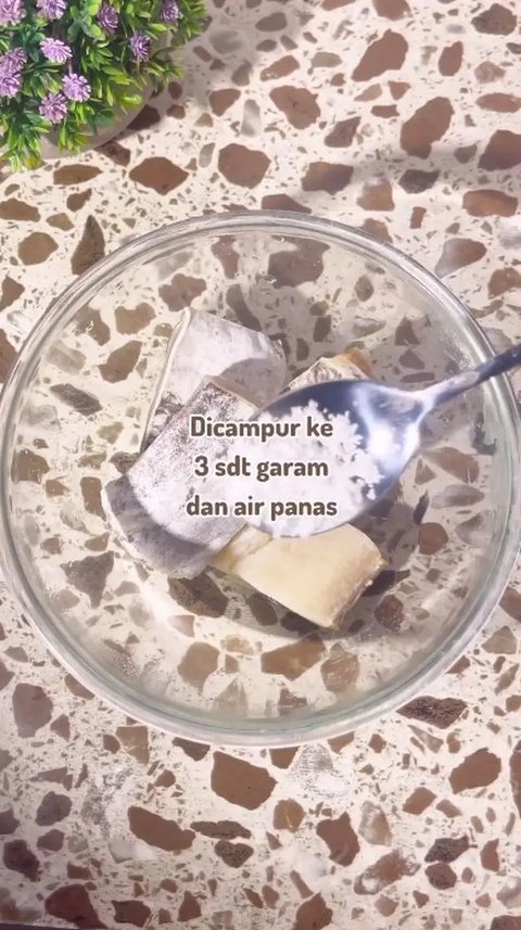 Ikan hasil tangkapan nelayan dimasukkan ke dalam keranjang bambu di Tempat Pelelangan Ikan (TPI) Palangpang, Ciletuh, Sukabumi, Jawa Barat, (23/9). Pembeli dapat langsung membeli ikan di ping