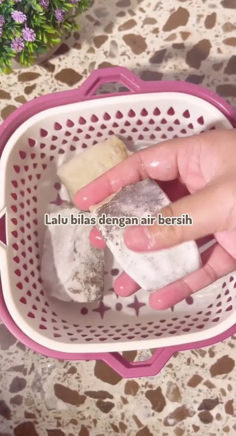 Ikan hasil tangkapan nelayan dimasukkan ke dalam keranjang bambu di Tempat Pelelangan Ikan (TPI) Palangpang, Ciletuh, Sukabumi, Jawa Barat, (23/9). Pembeli dapat langsung membeli ikan di ping